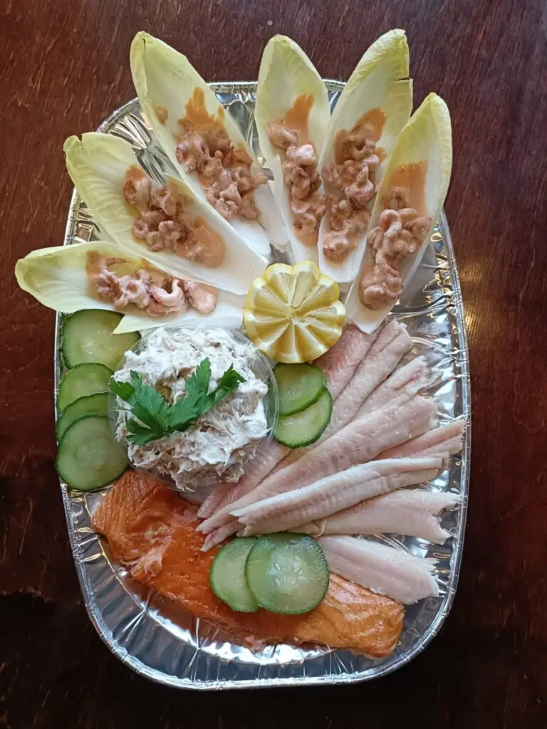 Visplateau, hapjesschaal, verjaardagsfeest, kerstmenu, Friesland, Groningen, Bezorging, bij u thuis, cateraar, catering, hapjes, verjaardag