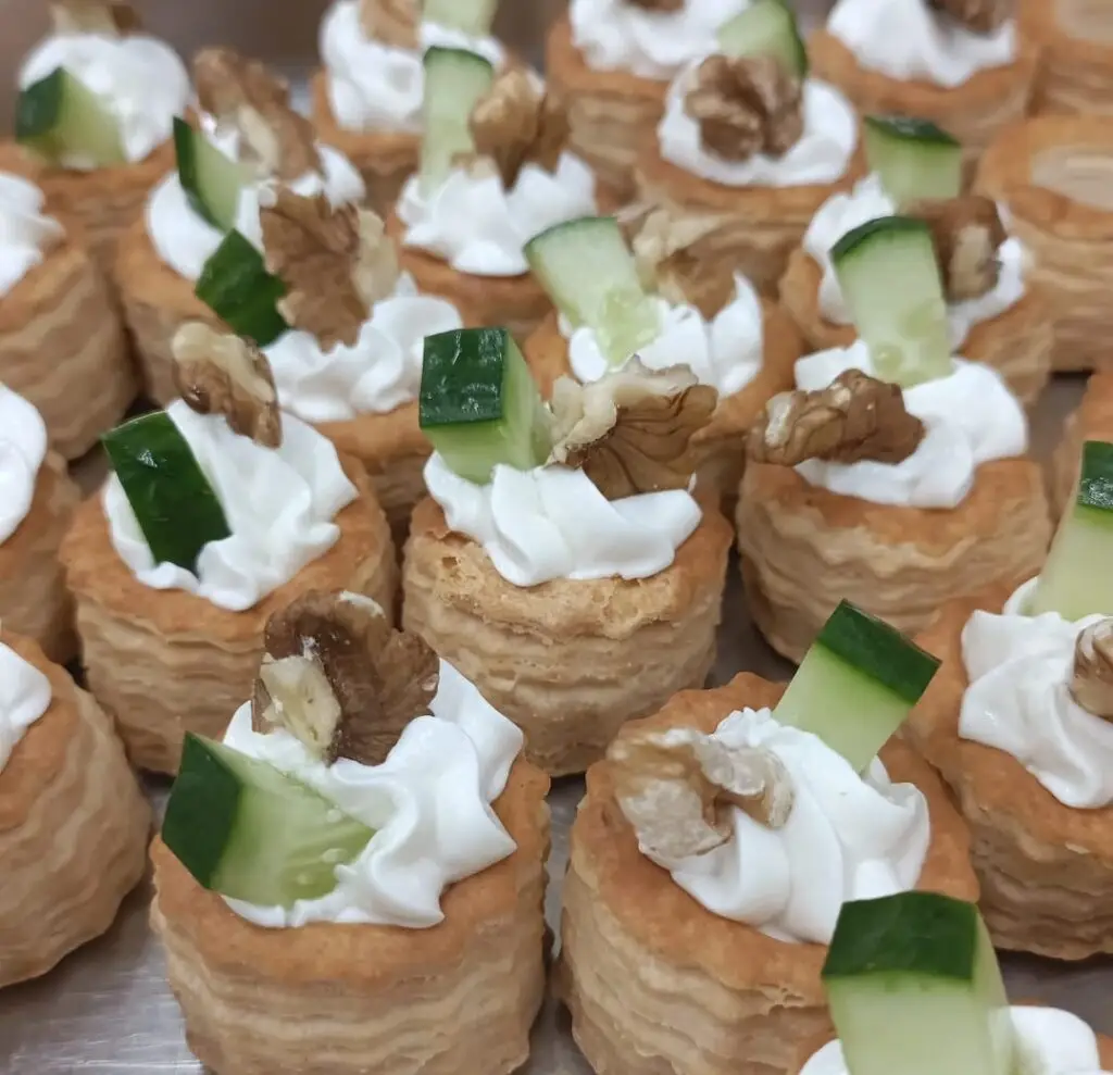 Pasteitje geitenkaas, komkommer, hapjesschaal, Friesland, Bezorging, Verjaardagsfeest, buffet, catering, cateraar